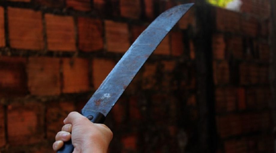 Mulher é golpeada com facão no braço e murro no rosto em Lucélia