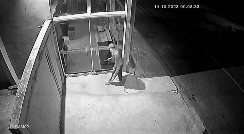 Dinheiro do caixa é levado em furto de mercadinho