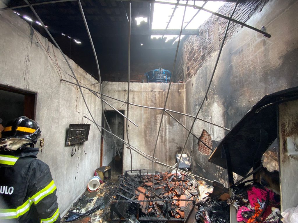 Quarto de residência é destruído após incêndio