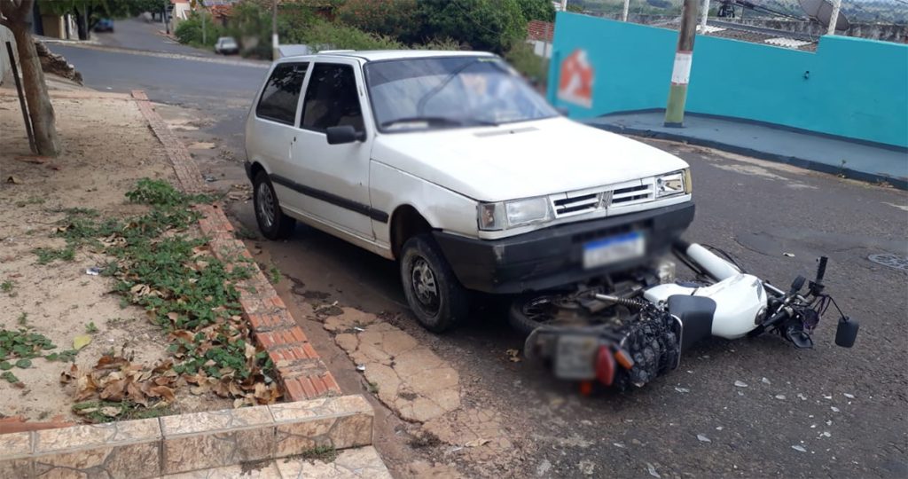 Em Flórida Paulista, homem embriagado dorme após bater e subir com carro sobre moto