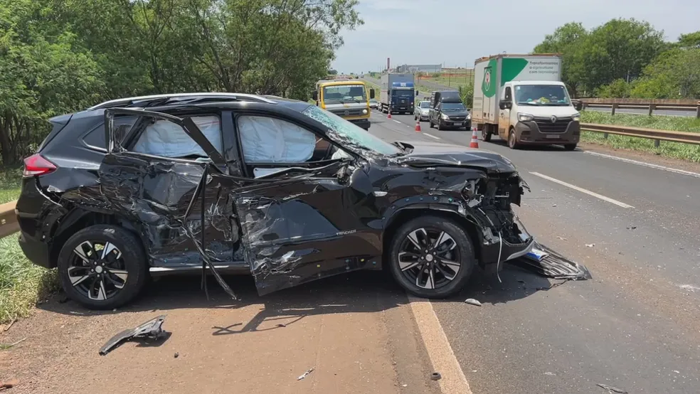 Mulher alcoolizada bate carro em proteção metálica e caminhão; bebê e criança ficaram feridos
