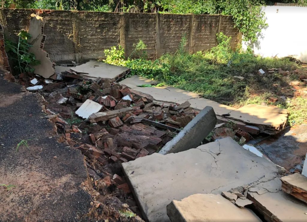 LUCÉLIA: Chuva intensa também provoca estragos na cidade