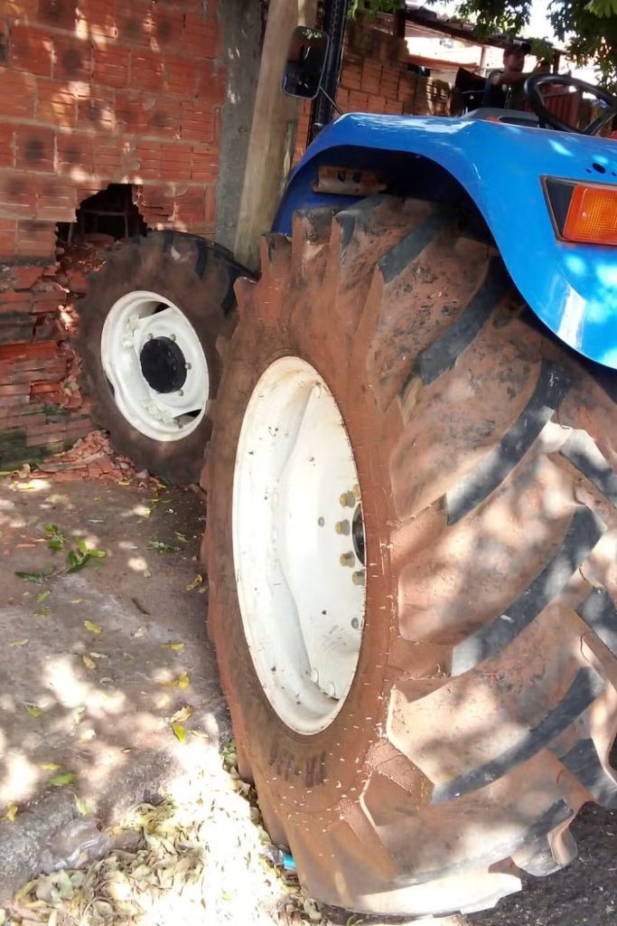 Homem baleado na cabeça por direção perigosa com trator está internado em estado grave