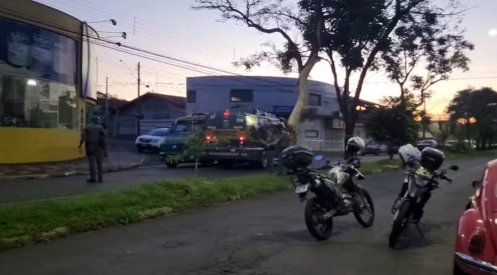 Um criminoso morre e outro fica ferido após tentativa de assalto a carro-forte em Araras; dupla é presa e 3 reféns são liberados