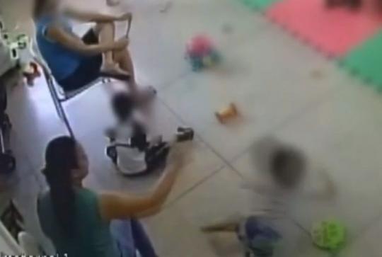 Professora que jogou aluno de 2 anos no chão em creche é demitida