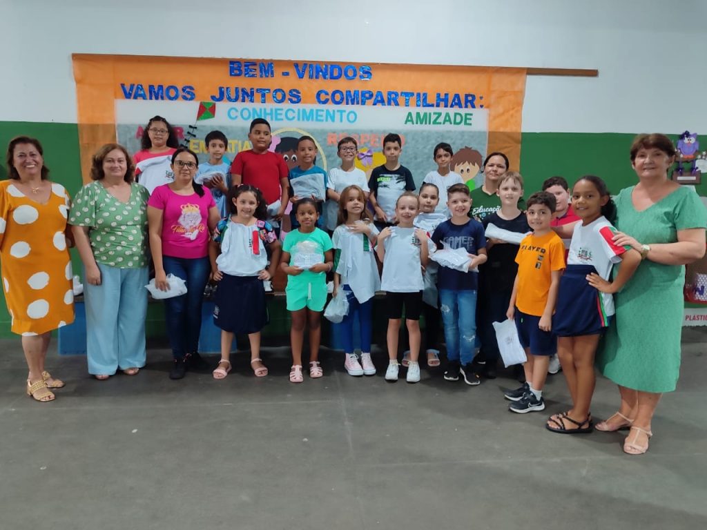 FLÓRIDA: Alunos da rede municipal de ensino iniciam ano letivo e recebem uniformes