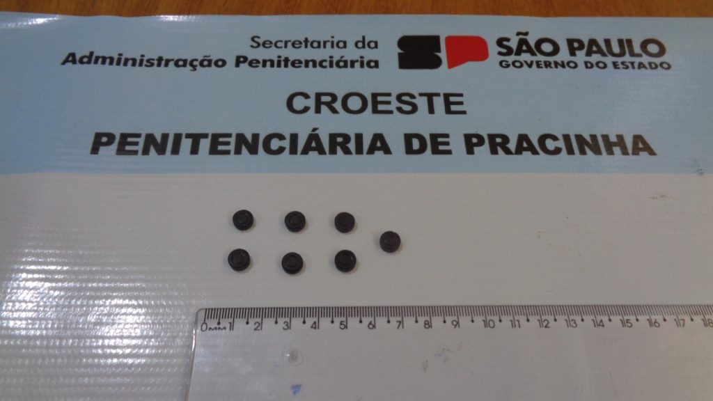 Mulher tenta entrar em penitenciária com ímãs escondidos em vasilha de doce