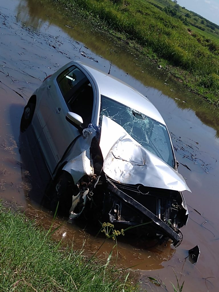 Homem passa mal e cai com carro em lagoa em Lucélia