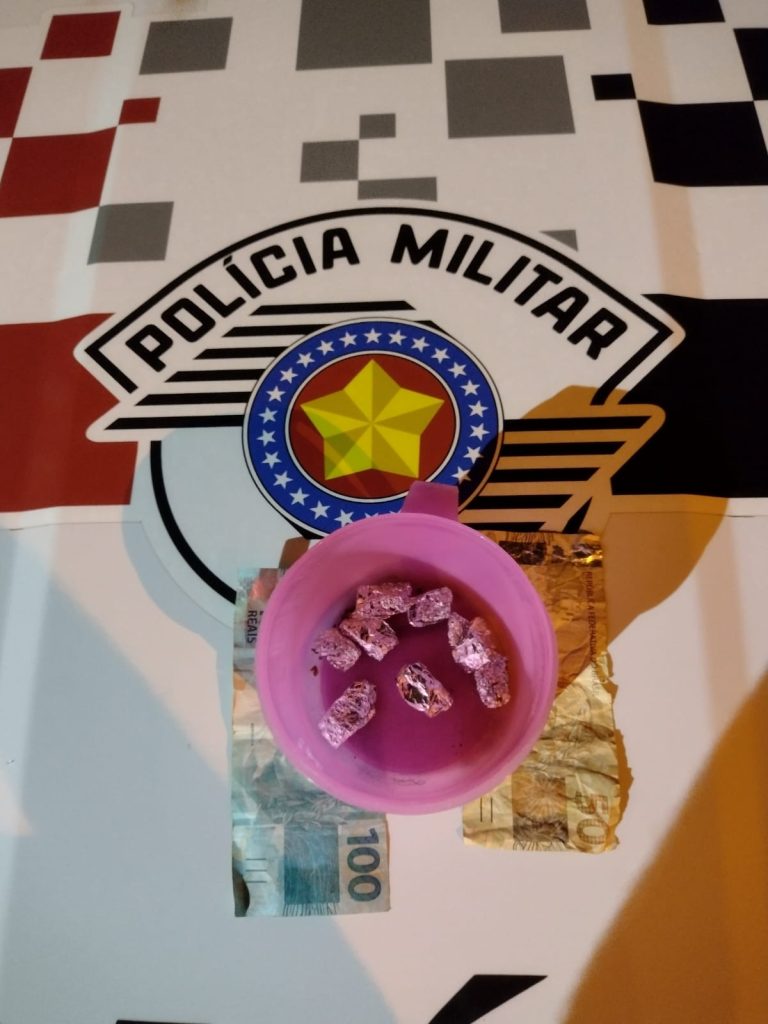 Polícia Militar flagra usuário de drogas e prende traficante em Irapuru