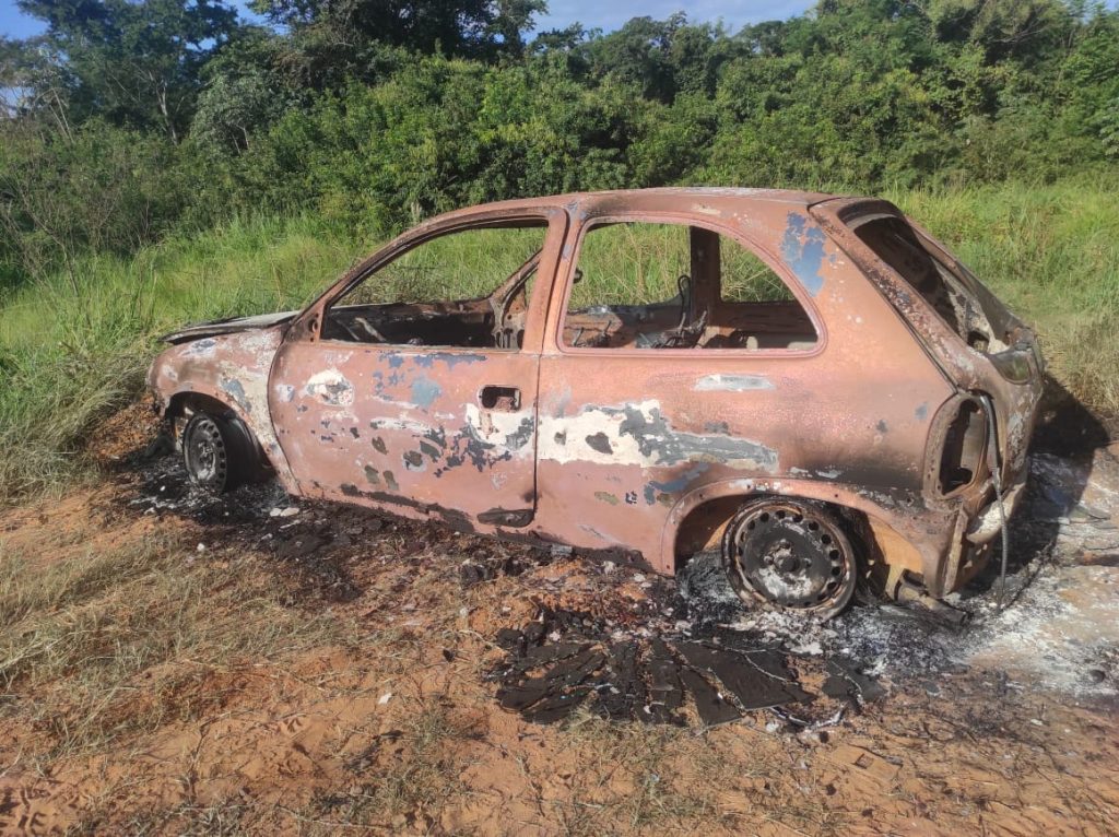 Carro é encontrado incendiado