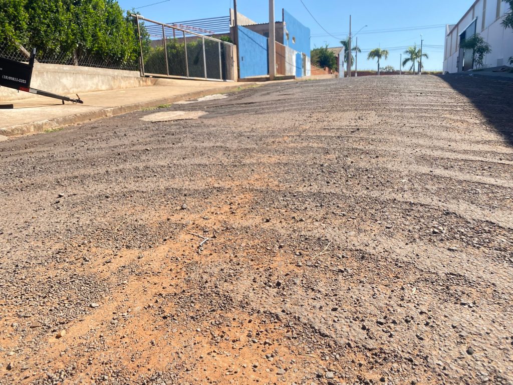 FLÓRIDA: Vereador aponta “asfalto esfarelando” e indica recape no Distrito Industrial