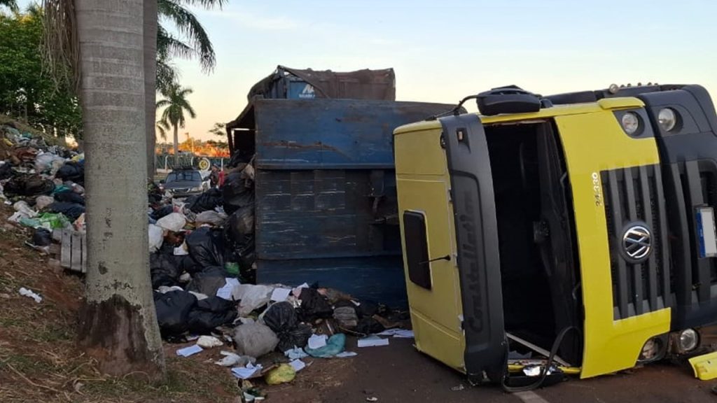 Caminhão carregado com lixo orgânico tomba na SP-294
