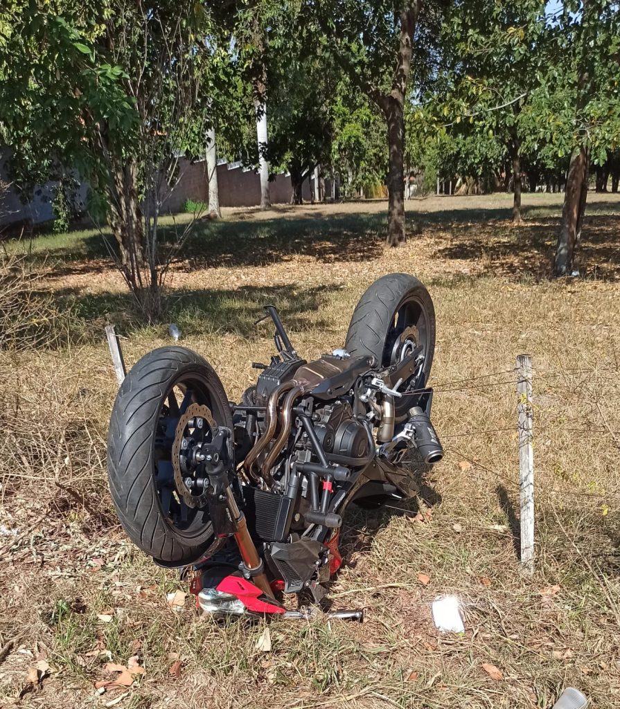 Acidente de moto deixa jovem gravemente ferido