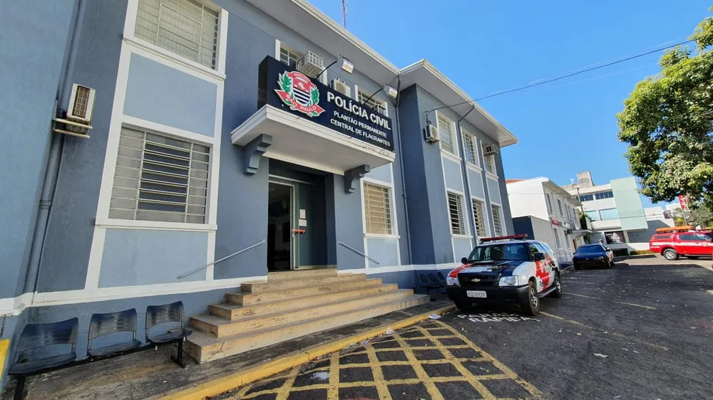 Filho é preso após arremessar frango congelado no rosto da própria mãe