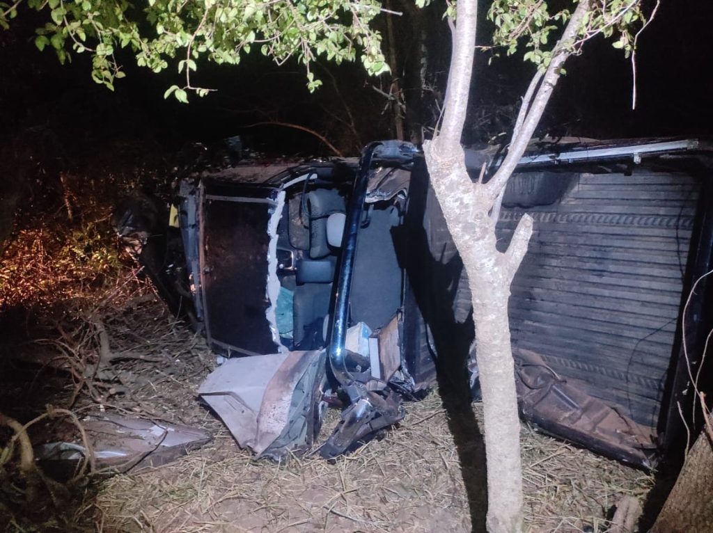 Capotamento deixa vítima ferida e caminhonete destruída
