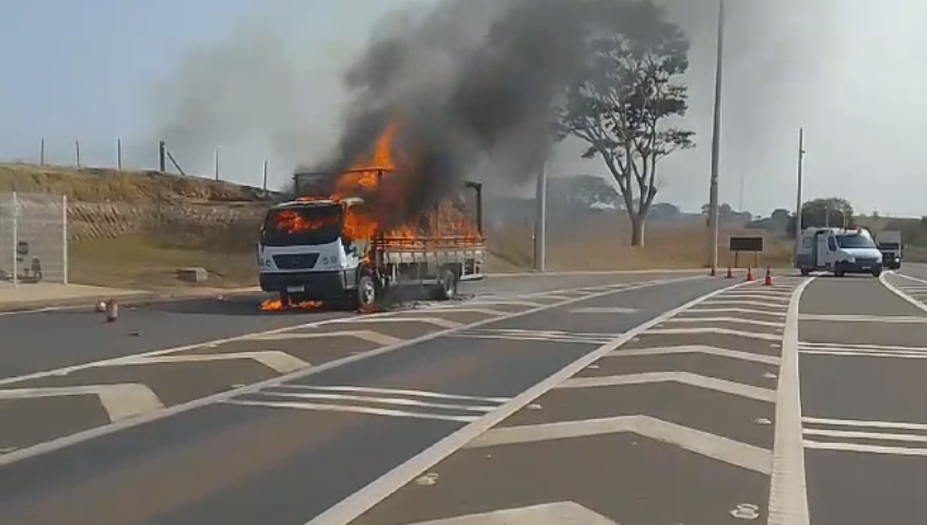 SP-294: Incêndio em caminhão e pasto em Irapuru
