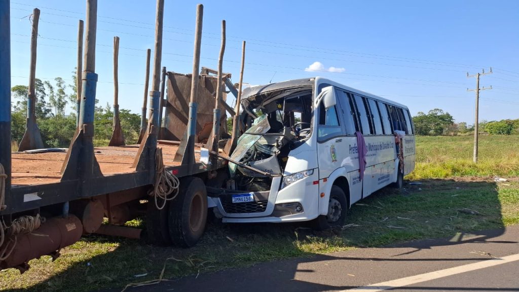 Sete pessoas ficam feridas e micro-ônibus da “Saúde” de Osvaldo Cruz destruído após acidente