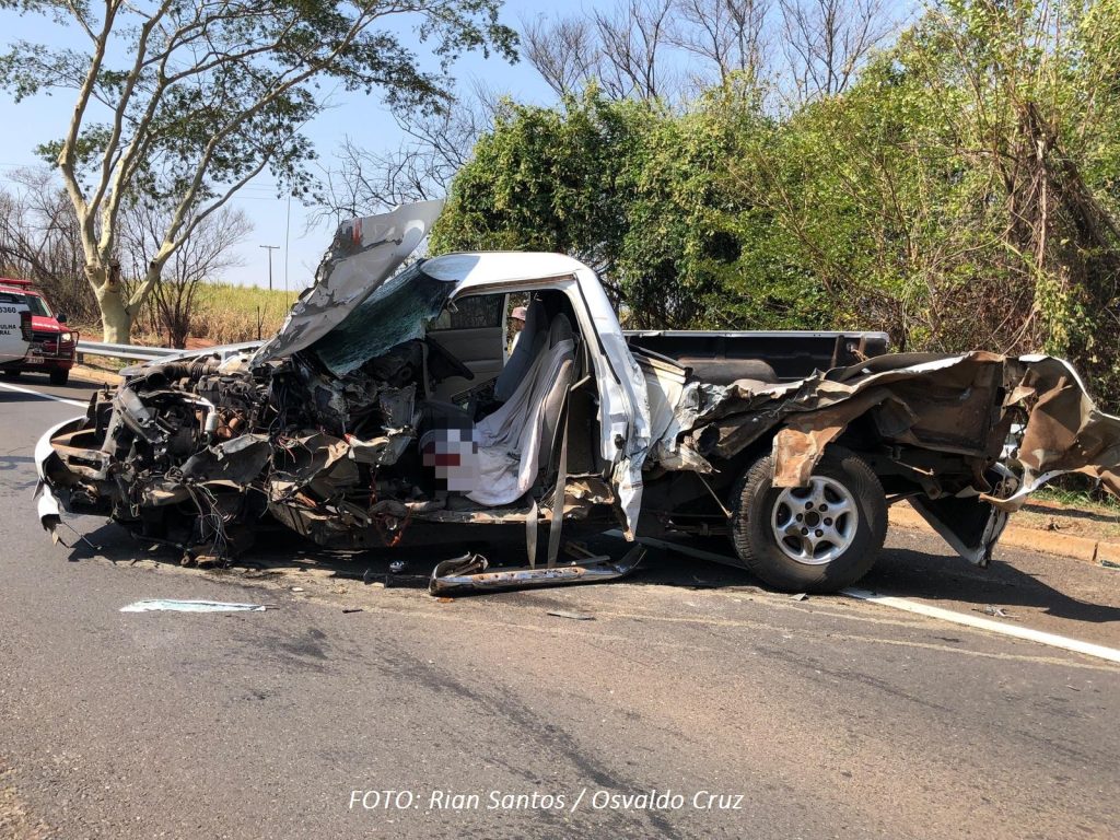 SP-294: Acidente entre camionete e caminhão deixa uma vítima grave