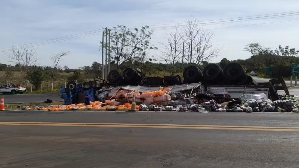 Motorista de carreta carregada com refrigerantes morre em acidente no interior de SP