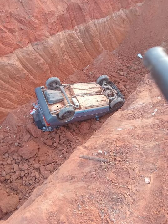 Polícia investiga como carro foi parar em vala de aterro sanitário em Osvaldo Cruz