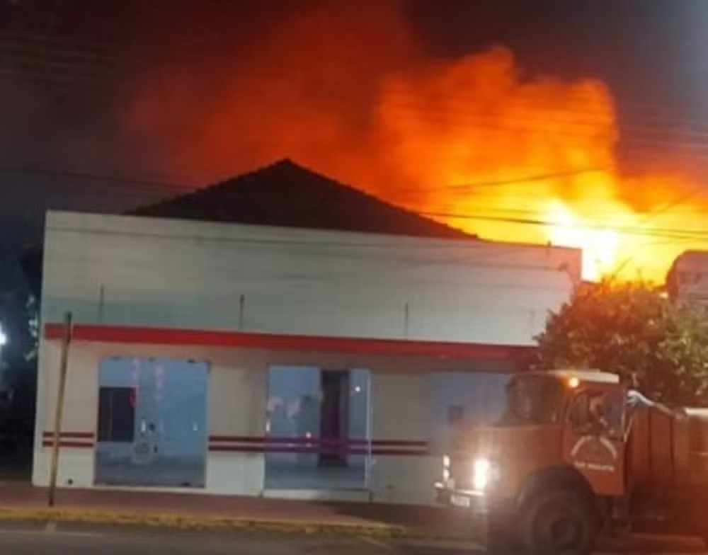 Incêndio atinge escritório, estabelecimento comercial e casa de idoso