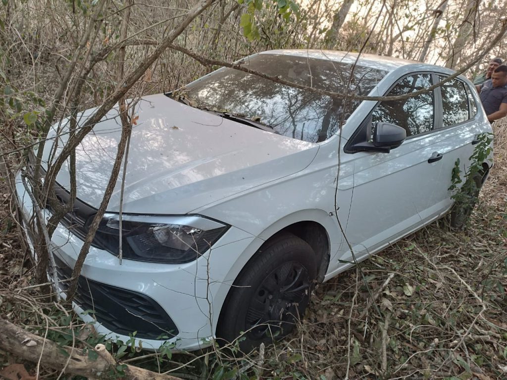 Carro roubado em Santa Catarina é encontrado em meio à vegetação em Salmourão
