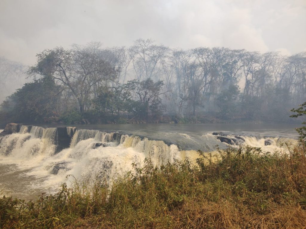 LUCÉLIA: Incêndio atinge vegetação da Cachoeira do Salto e Clube de Campo Max Wirth