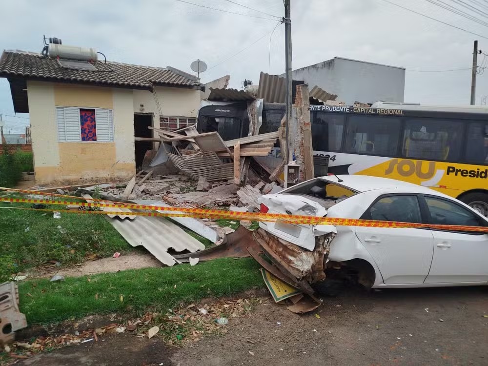 PRESIDENTE PRUDENTE: Ônibus perde o controle, bate em carros e invade duas casas no João Domingos Neto