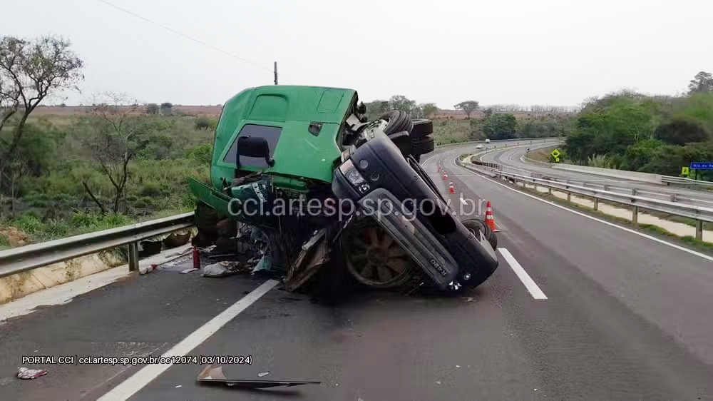 Carreta tomba e deixa rodovia parcialmente interditada em Marília