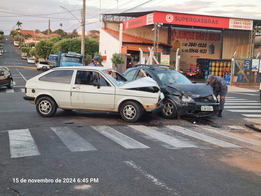 JUNQUEIRÓPOLIS: Acidente registrado em cruzamento na cidade deixa vítimas