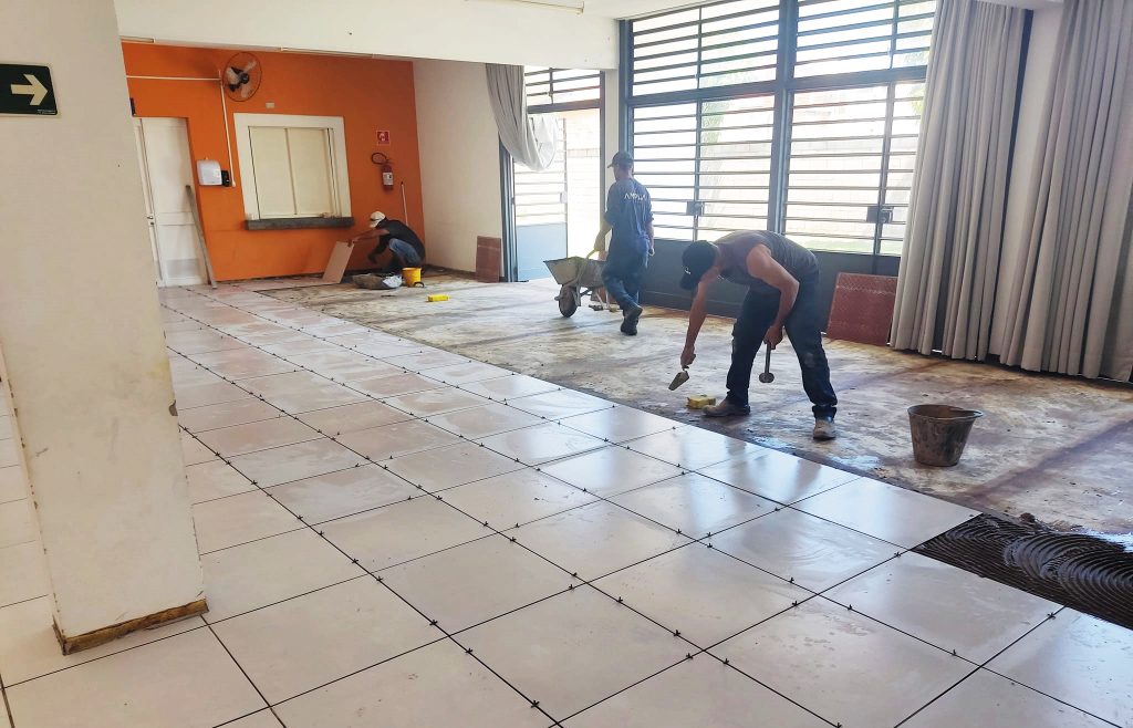 FLORA RICA: Troca de piso na escola de educação infantil visa mais segurança e conforto aos alunos