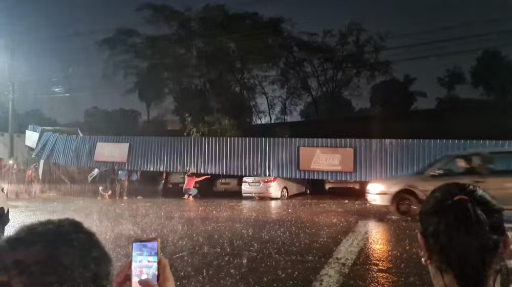 Estrutura de supermercado desaba sobre 26 veículos estacionados durante forte chuva