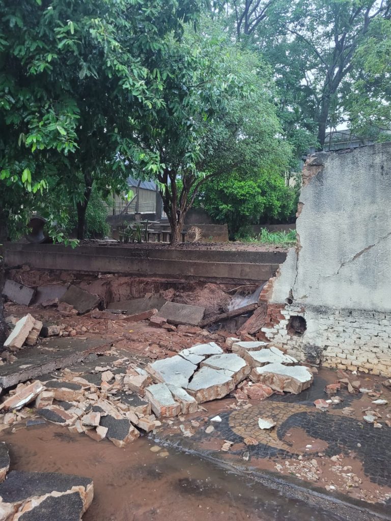 Muro de escola desaba e atinge veículo em Lucélia