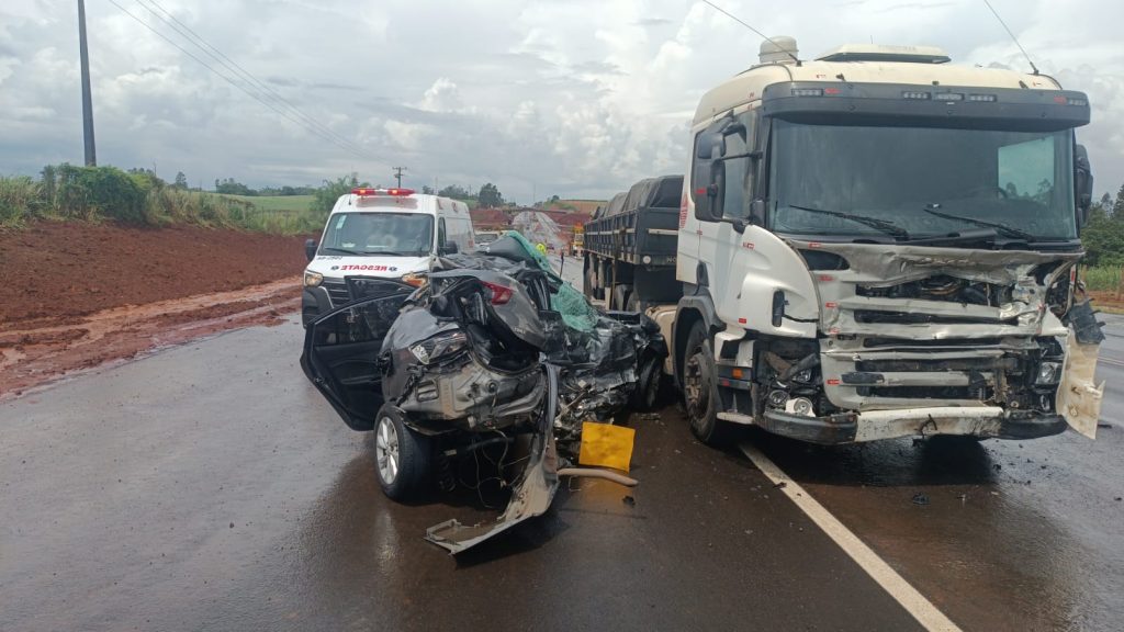 Colisão frontal entre carro e caminhão mata homem na SP-333