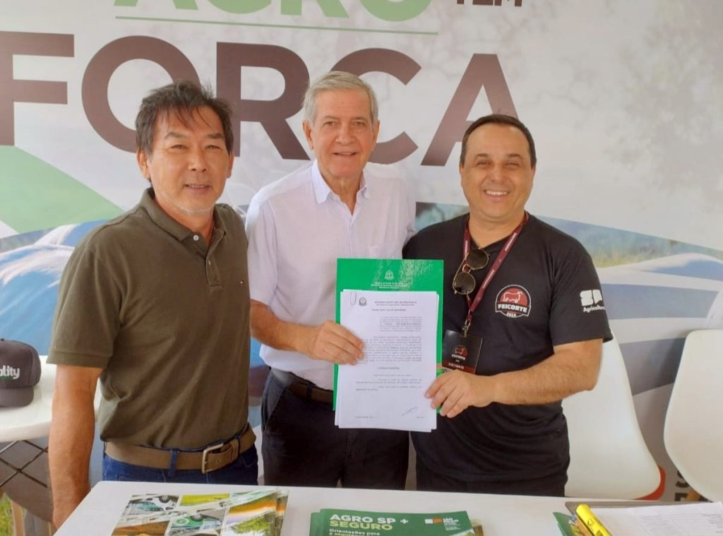 IRAPURU: Prefeito assina convênio do Programa Melhor Caminho