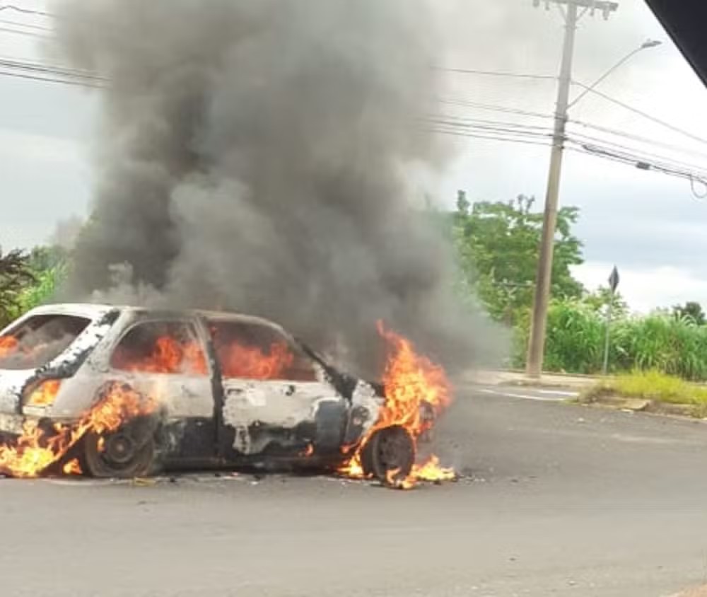 Carro fica destruído após pegar fogo em Presidente Prudente