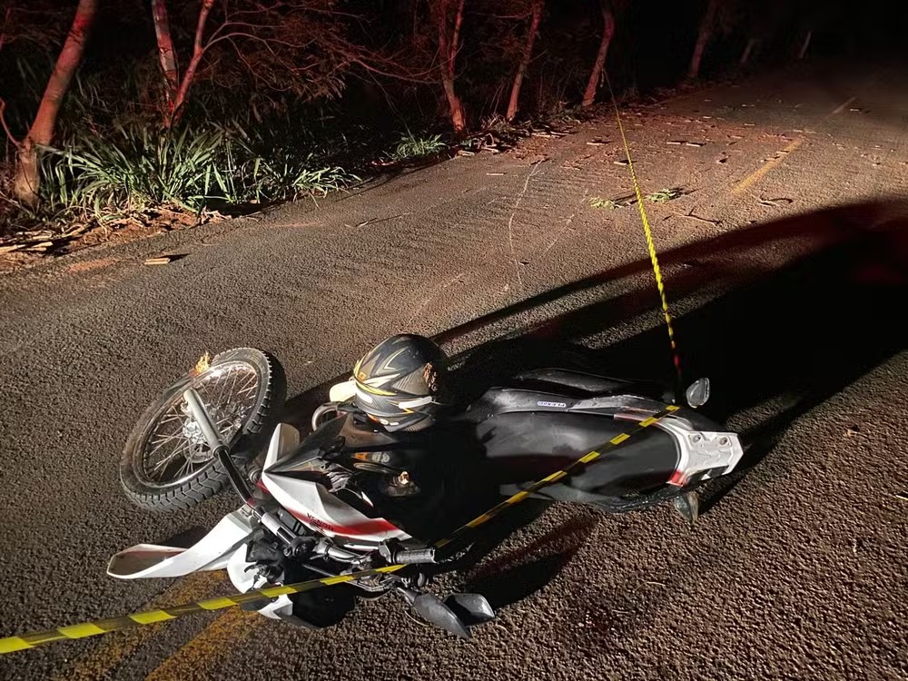 Motociclista perde controle da direção e morre após cair em estrada vicinal