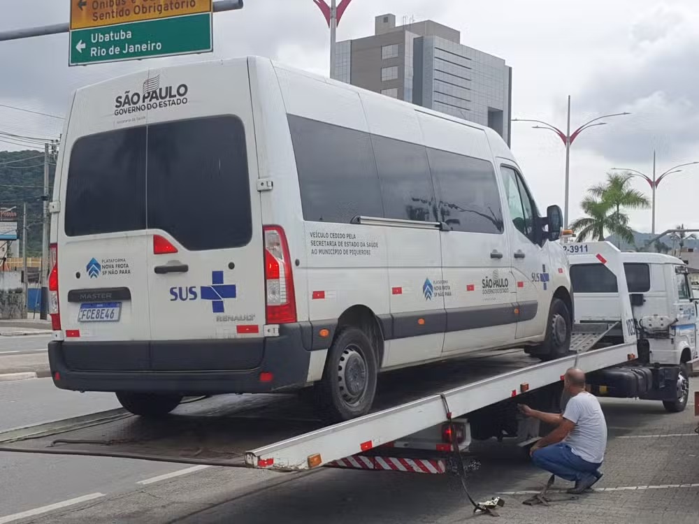 Van de Prefeitura para pacientes é apreendida por transporte irregular de passageiros no litoral