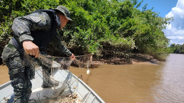 Redes de pesca e anzóis de galho são apreendidos no rio Aguapeí em Lucélia
