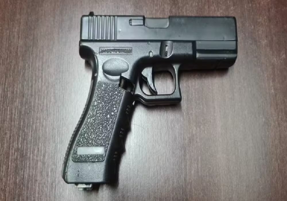 Rapaz é preso com moto sem placa e simulacro de arma de fogo em Presidente Prudente