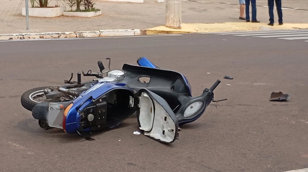 Acidente entre carro e moto deixa mulher ferida em Junqueirópolis