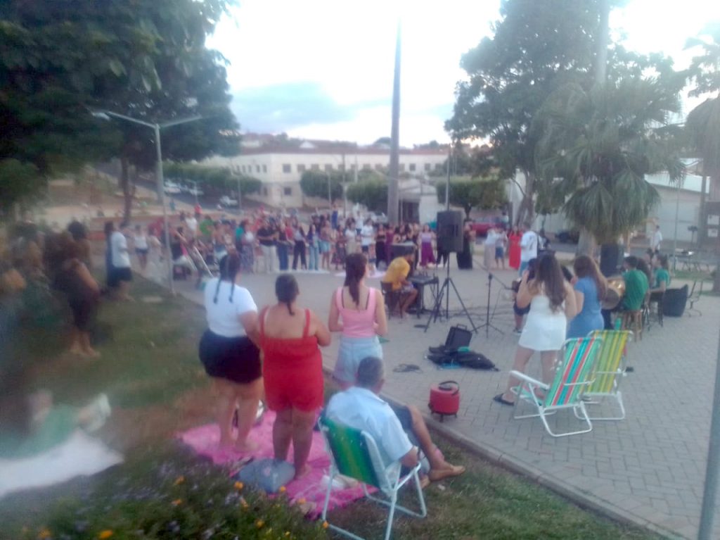 LUCÉLIA: Grupo Aliança da Misericórdia faz evento religioso que atrai jovens e adultos na praça José Firpo