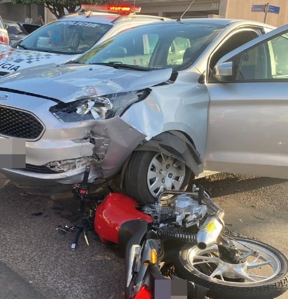 Motociclista sofre fratura no fêmur após colisão com carro em Dracena