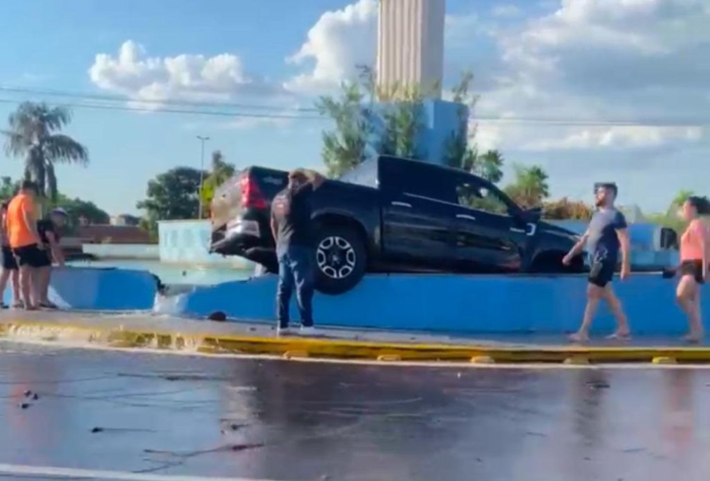 Caminhonete vai parar dentro da fonte do Cristo em Junqueirópolis