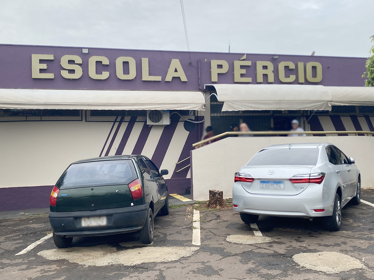Movimentação de pais de alunos na Escola Pércio em Flórida Paulista - Foto: Diego Fernandes / Folha Regional NET