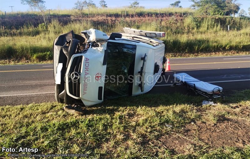 Acidente com ambulância na SP-294