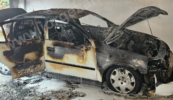Veículo estacionado em garagem é destruído por incêndio
