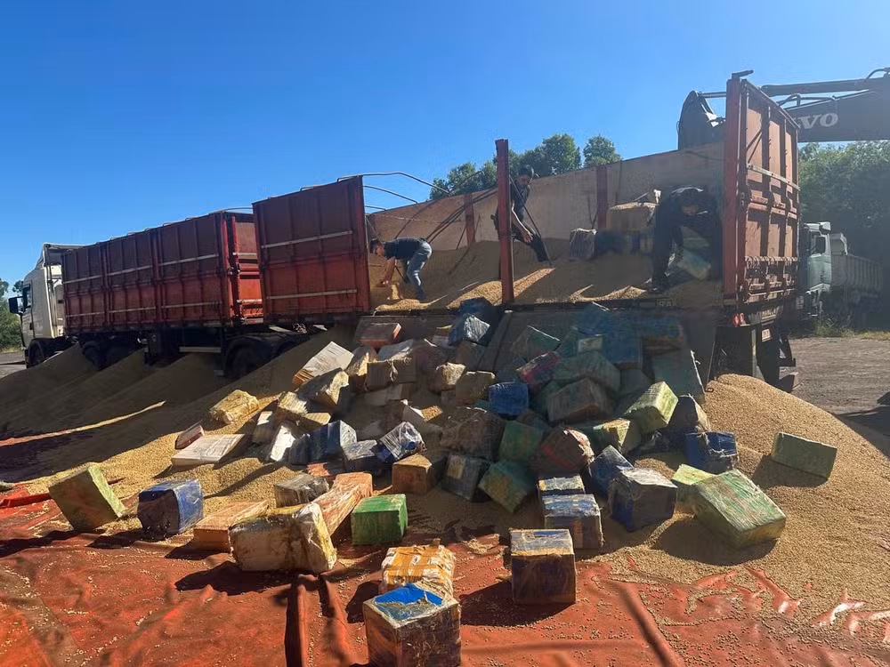 Homens são presos com mais de 7 toneladas de maconha escondidas em carga de soja