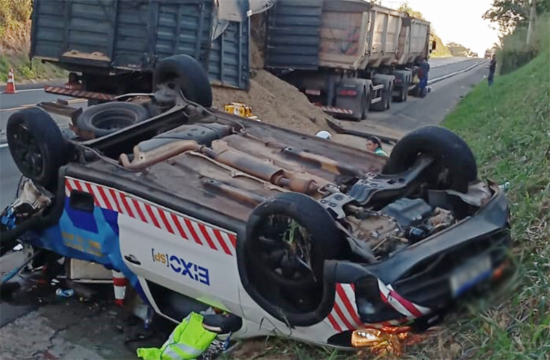 Viatura da Eixo é atingida durante sinalização na SP-294