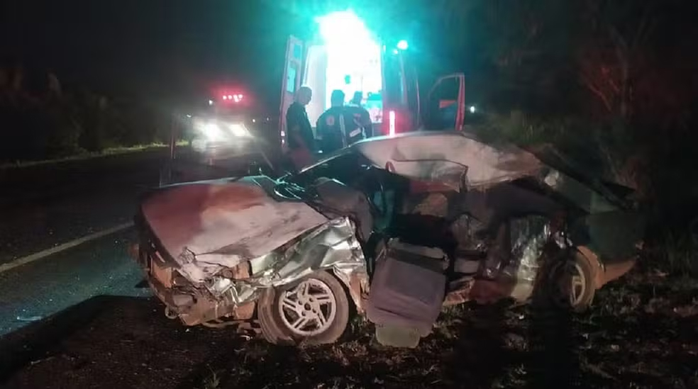 Três pessoas morrem após carro bater de frente com carreta na SP-249
